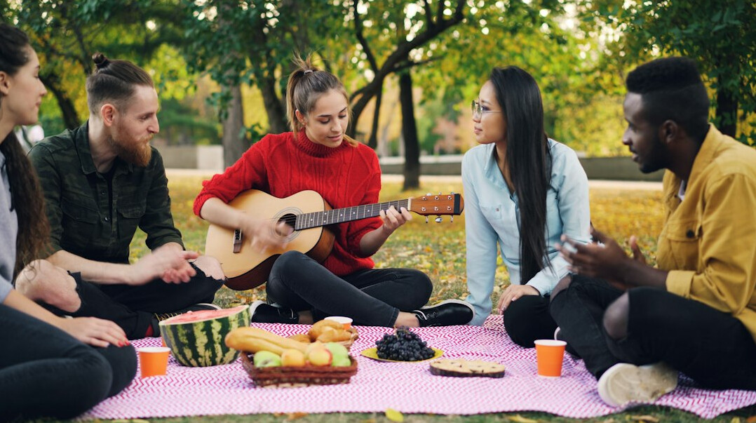 friends chatting in aarhus park